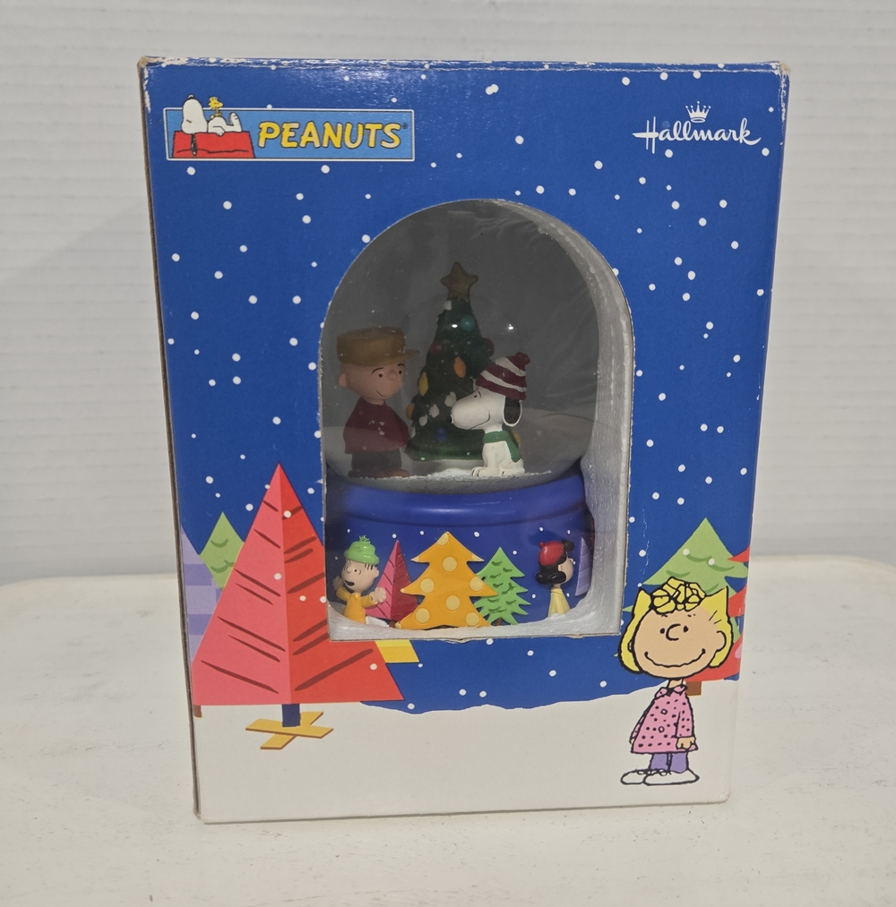 Hallmarks Musical Peanuts Snoopy Charlie Brown Christmas Snow Globe